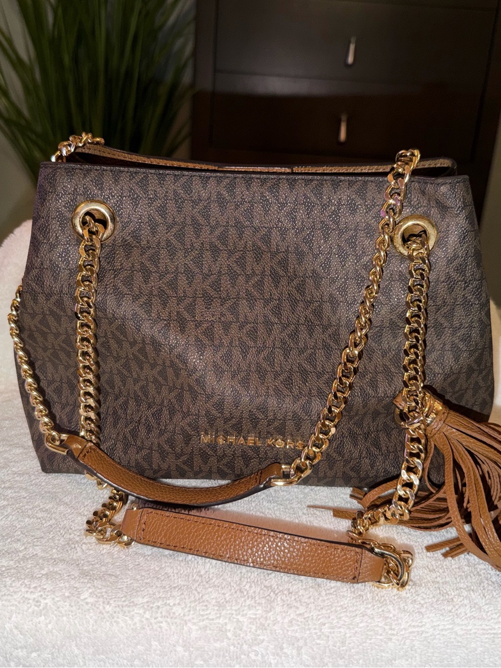 Authentic Michael Kors Teagan Medium Shoulder Bag - Brown Signature Logo⁠